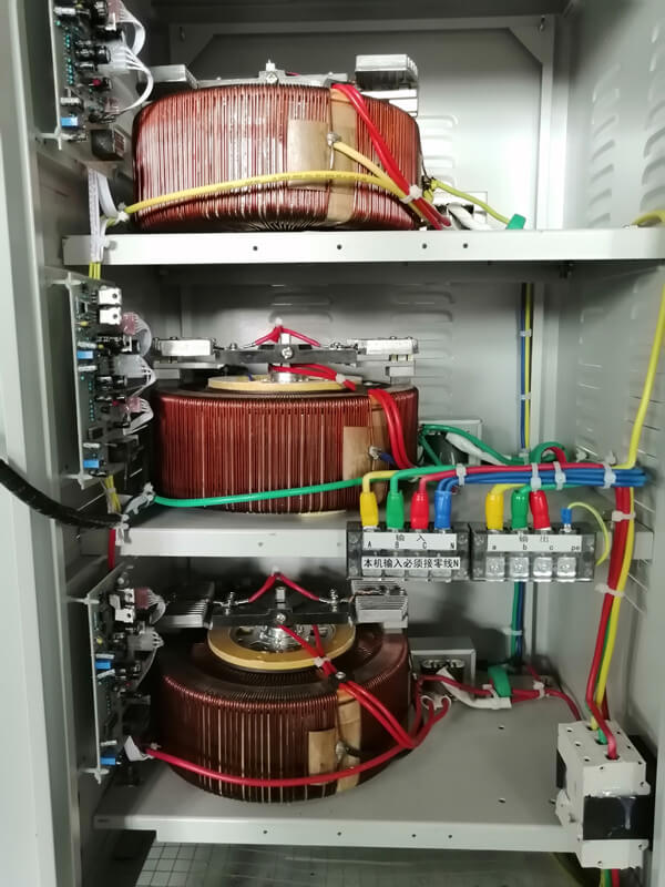 Stabilisateur triphasé de tension de haute précision 20KVA 20KW au