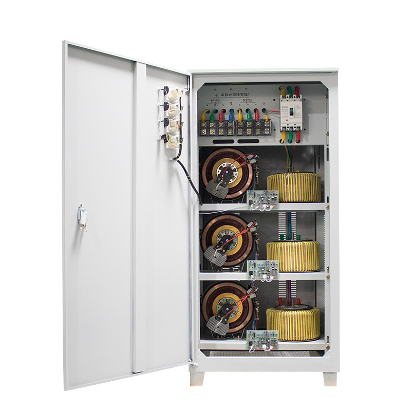 Stabilisateur de tension à trois phases de 90 KVA Régulateur automatique de tension avec technologie de servo-moteur pour machine de découpe laser