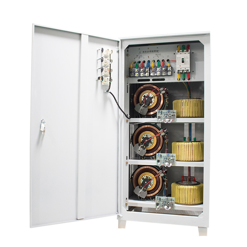 Stabilisateur de tension à trois phases de 90 KVA Régulateur automatique de tension avec technologie de servo-moteur pour machine de découpe laser